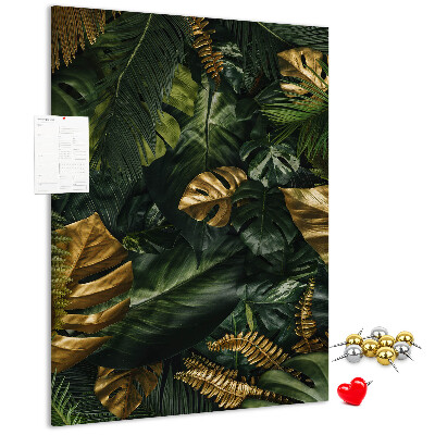 Memobord van kurk met gouden bladeren in een tropische plantencompositie