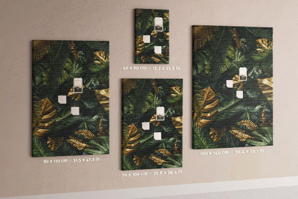 Memobord van kurk met gouden bladeren in een tropische plantencompositie