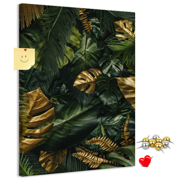 Memobord van kurk met gouden bladeren in een tropische plantencompositie