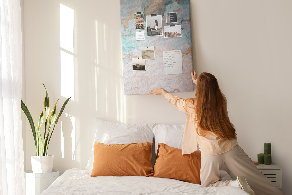 Prikbord van kurk met fijne aquarelverf in blauwe tinten