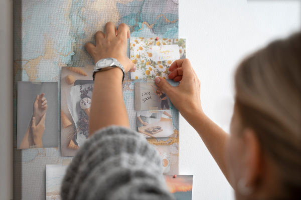 Prikbord van kurk met fijne aquarelverf in blauwe tinten