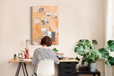 Kurk prikbord met geometrische vormen in oranje en beige tinten
