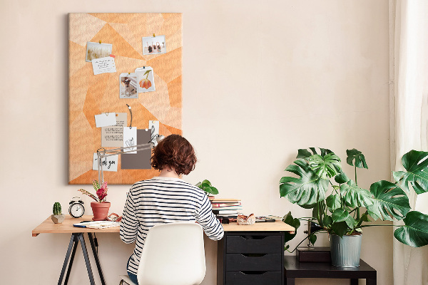 Kurk prikbord met geometrische vormen in oranje en beige tinten