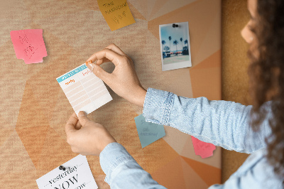 Kurk prikbord met geometrische vormen in oranje en beige tinten