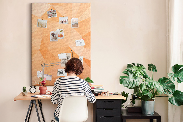 Kurk prikbord met geometrische vormen in oranje en beige tinten