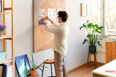 Kurk prikbord met geometrische vormen in oranje en beige tinten