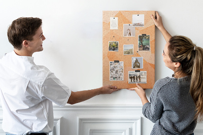 Kurk prikbord met geometrische vormen in oranje en beige tinten