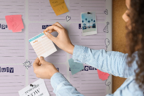 Kurken memobord verjaardagskalender met kleurrijke ballonnen