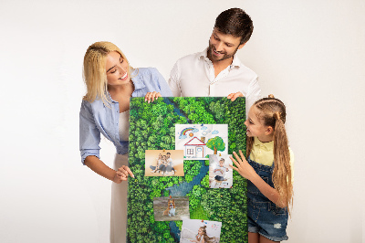 Kurken prikbord met een groen landschap met een kronkelende rivier