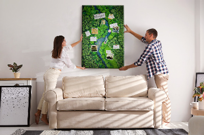 Kurken prikbord met een groen landschap met een kronkelende rivier