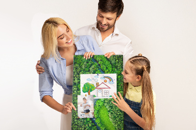 Kurken prikbord met een groen landschap met een kronkelende rivier