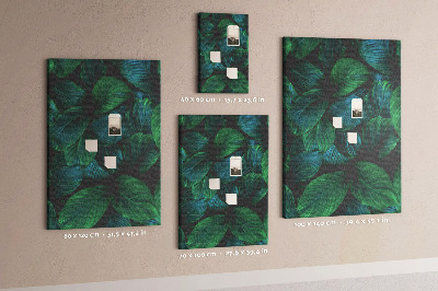 Kurken prikbord met tropische bladeren in verschillende groentinten