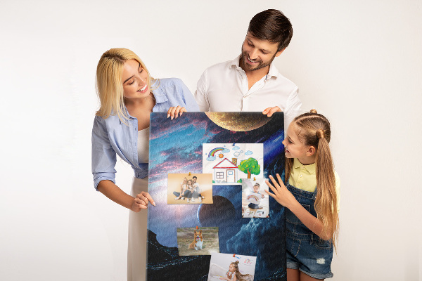 Kurken prikbord met ruimtelandschap met planeten en wolken