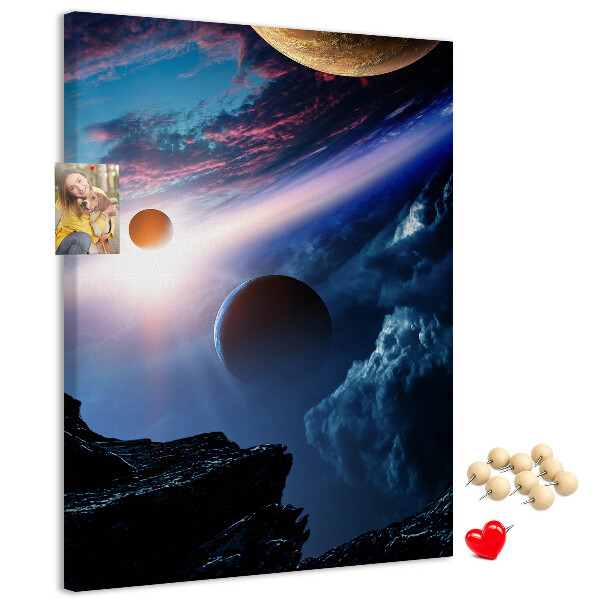 Kurken prikbord met ruimtelandschap met planeten en wolken