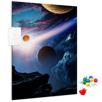 Kurken prikbord met ruimtelandschap met planeten en wolken