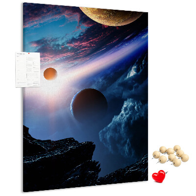 Kurken prikbord met ruimtelandschap met planeten en wolken