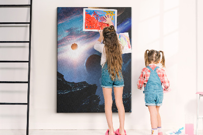Kurken prikbord met ruimtelandschap met planeten en wolken