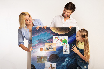Kurken prikbord met ruimtelandschap met planeten en wolken