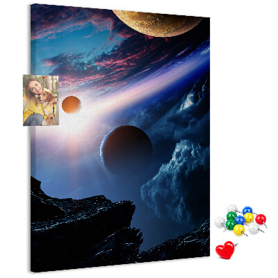 Kurken prikbord met ruimtelandschap met planeten en wolken