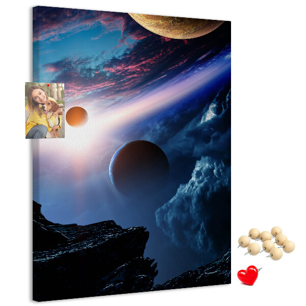 Kurken prikbord met ruimtelandschap met planeten en wolken