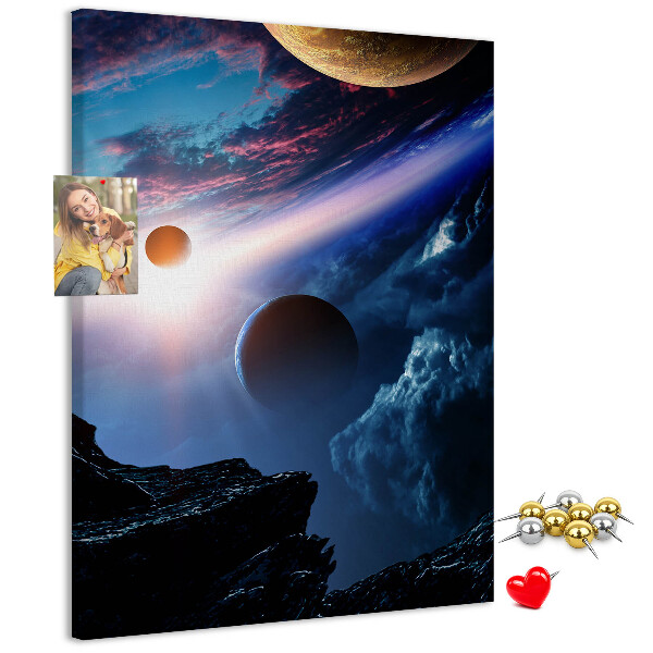 Kurken prikbord met ruimtelandschap met planeten en wolken