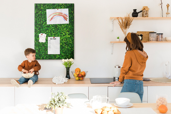 Kurk memobord met decoratieve groene bladeren