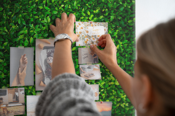 Kurk memobord met decoratieve groene bladeren