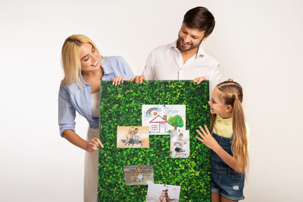 Kurk memobord met decoratieve groene bladeren