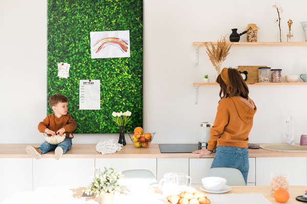 Kurk memobord met decoratieve groene bladeren