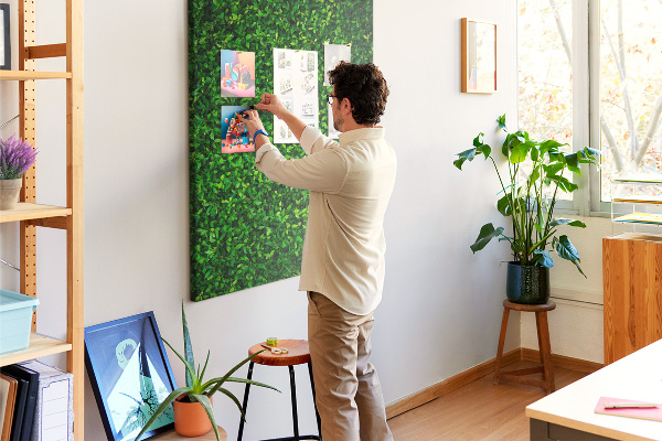 Kurk memobord met decoratieve groene bladeren