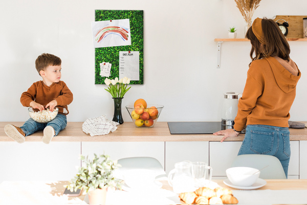 Kurk memobord met decoratieve groene bladeren