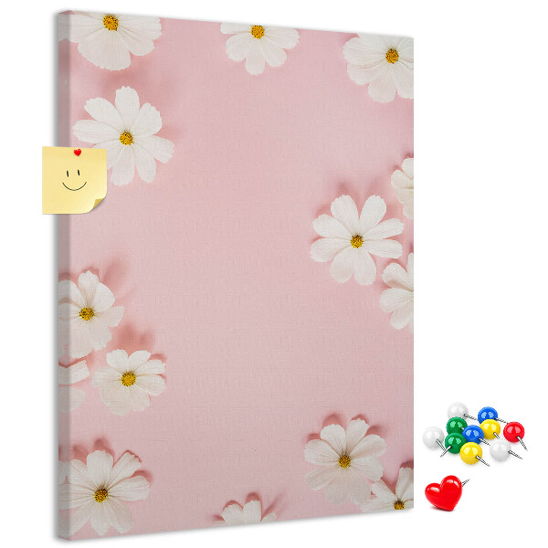 Kurken prikbord met roze achtergrond en witte madeliefjes