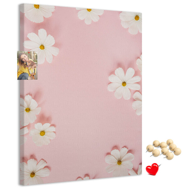 Kurken prikbord met roze achtergrond en witte madeliefjes