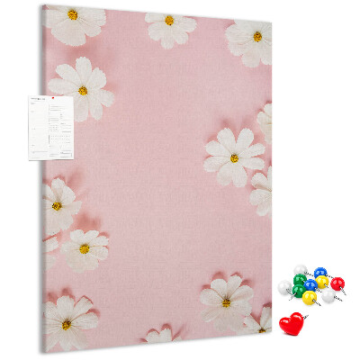 Kurken prikbord met roze achtergrond en witte madeliefjes