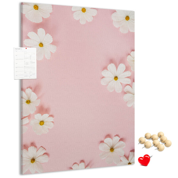Kurken prikbord met roze achtergrond en witte madeliefjes