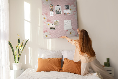 Kurken prikbord met roze achtergrond en witte madeliefjes