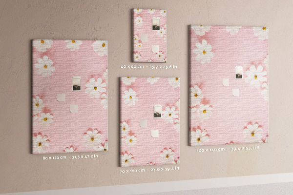 Kurken prikbord met roze achtergrond en witte madeliefjes