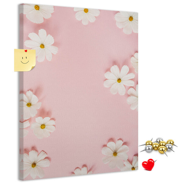 Kurken prikbord met roze achtergrond en witte madeliefjes