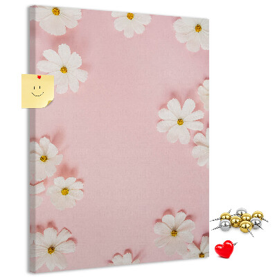 Kurken prikbord met roze achtergrond en witte madeliefjes
