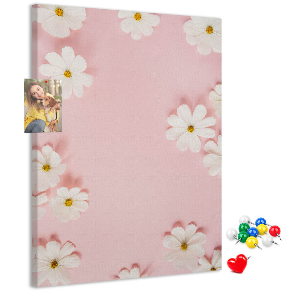 Kurken prikbord met roze achtergrond en witte madeliefjes