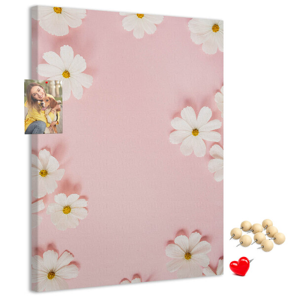 Kurken prikbord met roze achtergrond en witte madeliefjes