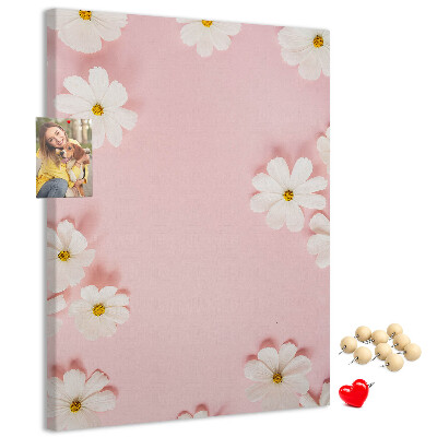 Kurken prikbord met roze achtergrond en witte madeliefjes