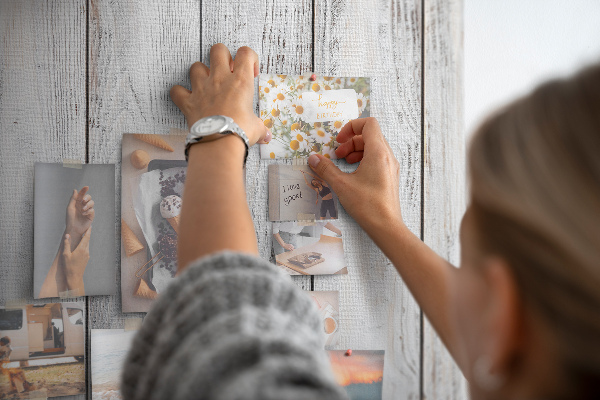Memobord van kurk in grijstinten met een houtlook