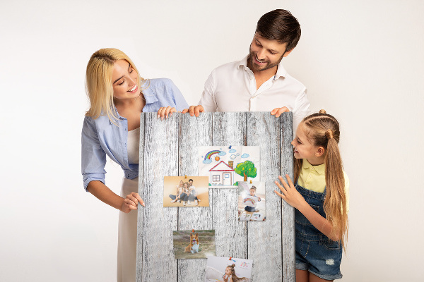 Memobord van kurk in grijstinten met een houtlook