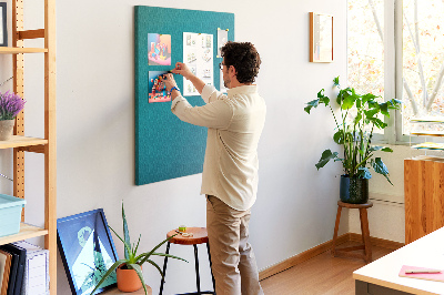 Kurken prikbord met geometrische blauwtinten op de achtergrond