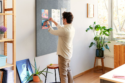 Kurken memobord met geometrisch patroon in grijstinten