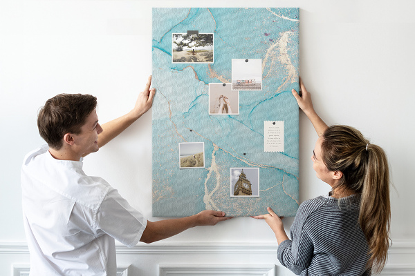 Prikbord van kurk met een hemel in marmerkleuren in verschillende tinten blauw
