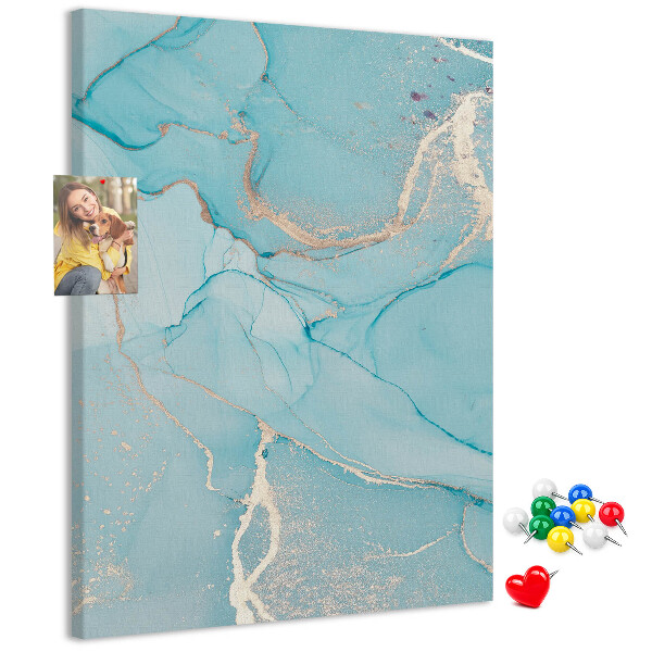 Prikbord van kurk met een hemel in marmerkleuren in verschillende tinten blauw
