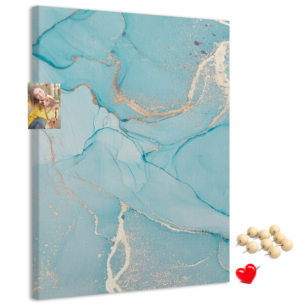 Prikbord van kurk met een hemel in marmerkleuren in verschillende tinten blauw
