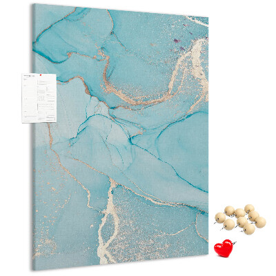 Prikbord van kurk met een hemel in marmerkleuren in verschillende tinten blauw